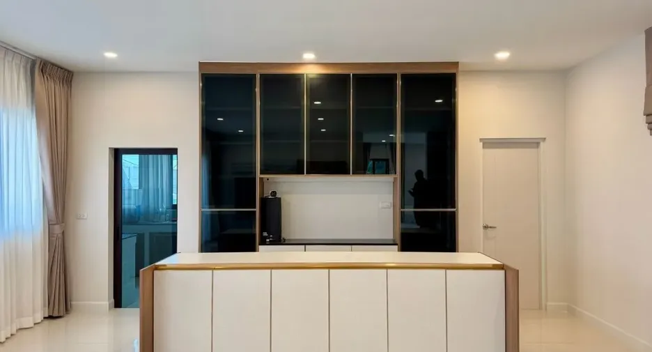 For rent 6 bedrooms house in Mueang Nonthaburi, Nonthaburi
