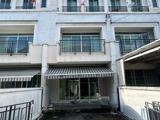 Casa adosada en venta de 3 habitaciones en Saphan Sung, Bangkok