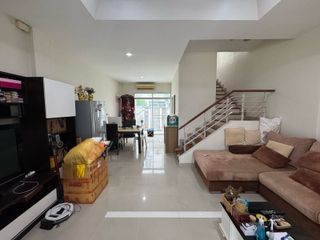 Casa adosada en venta de 3 habitaciones en Saphan Sung, Bangkok