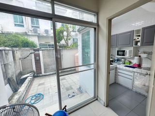 Casa adosada en venta de 3 habitaciones en Saphan Sung, Bangkok