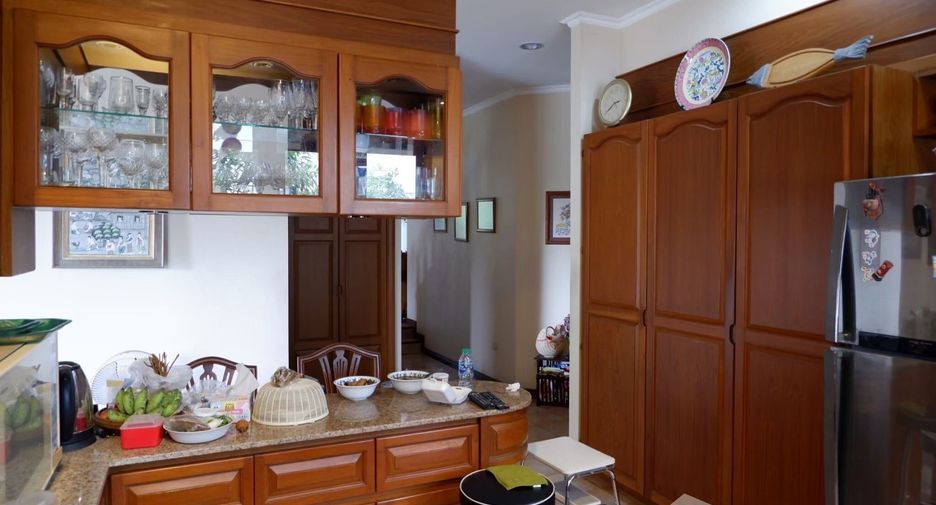 À vendre 4 chambres maison à Huay Yai, Pattaya