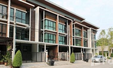 For sale 4 ベッドルーム townhouse in Khan Na Yao, Bangkok