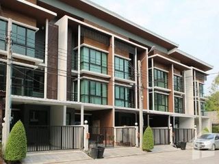 For sale 4 bedrooms townhouse in Khan Na Yao, Bangkok