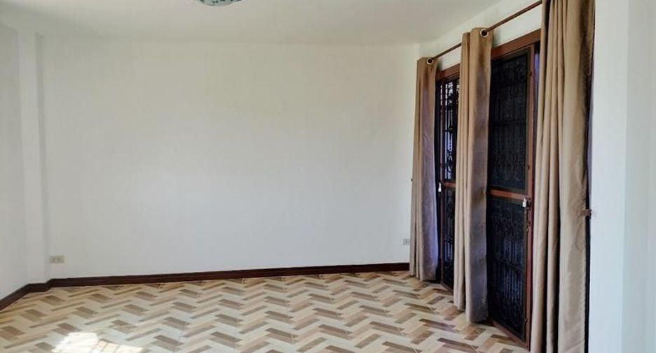 For sale 6 bedrooms house in Lat Krabang, Bangkok