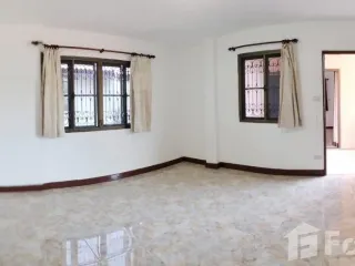 Casa en venta de 6 habitaciones en Lat Krabang, Bangkok