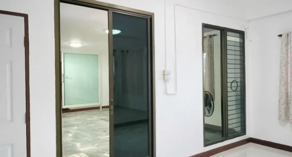 For sale 6 bedrooms house in Lat Krabang, Bangkok