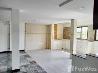 Casa en venta de 6 habitaciones en Lat Krabang, Bangkok