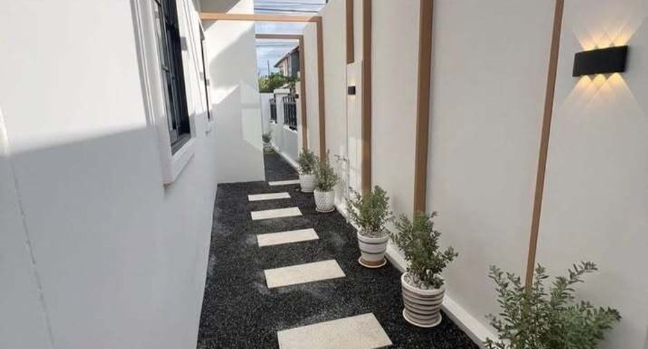 For rent 3 bedrooms townhouse in Mueang Phuket, Phuket