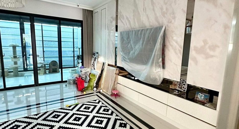 For sale 4 bedrooms house in Thawi Watthana, Bangkok