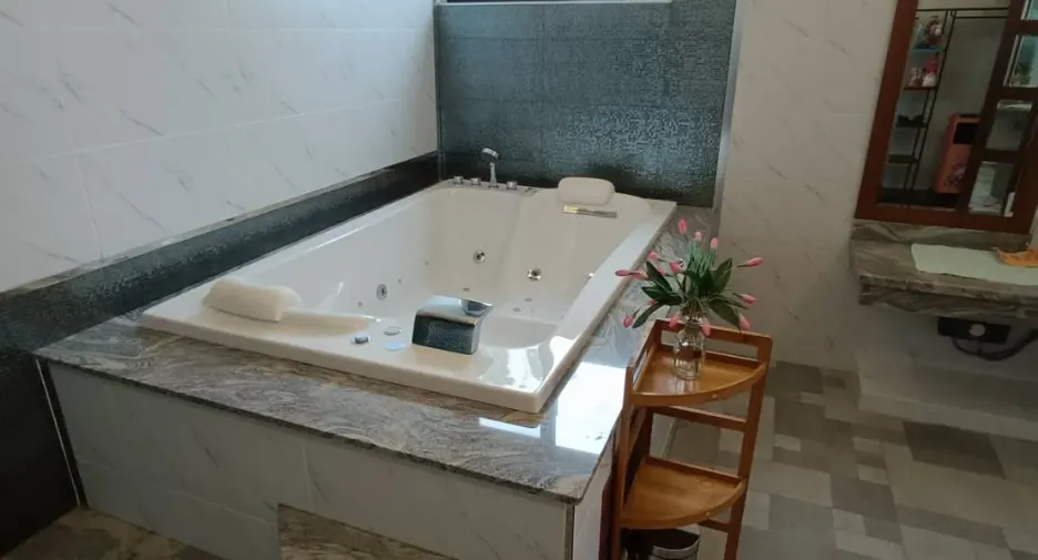 Villa zum Kauf und zur Miete mit 8 Zimmer in Bang Lamung, Chonburi