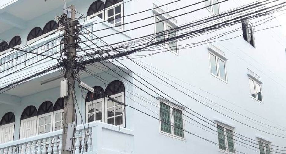 Casa adosada en venta de 8 habitaciones en Thung Khru, Bangkok