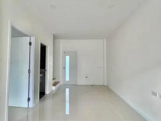 Casa adosada en venta de 3 habitaciones en Bang Bo, Samut Prakan