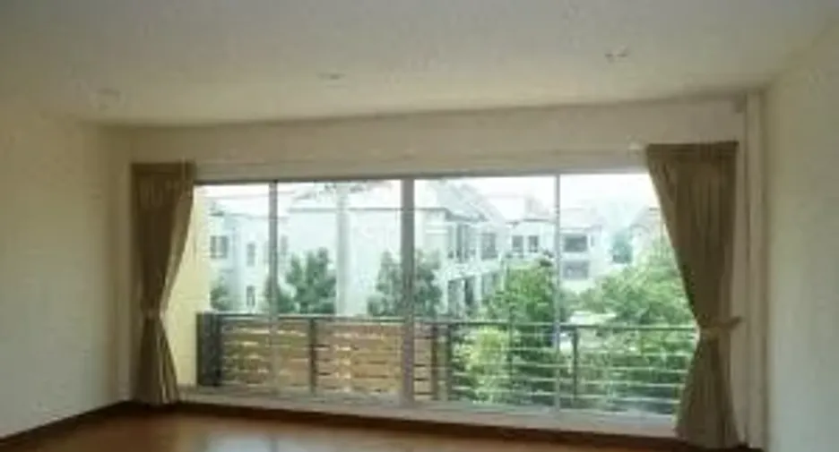 Reihenhaus zum Kauf und zur Miete mit 2 Zimmer in Prawet, Bangkok