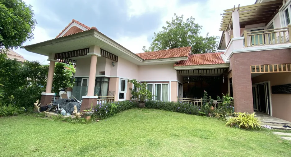 For sale 5 bedrooms house in Khlong Sam Wa, Bangkok