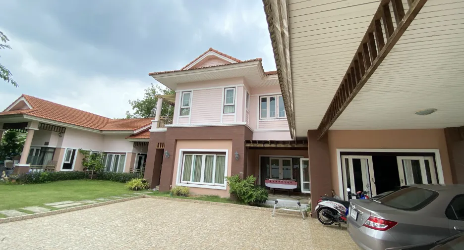 For sale 5 bedrooms house in Khlong Sam Wa, Bangkok