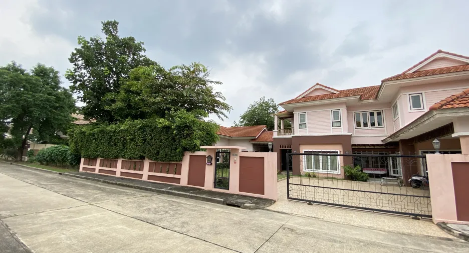 For sale 5 bedrooms house in Khlong Sam Wa, Bangkok