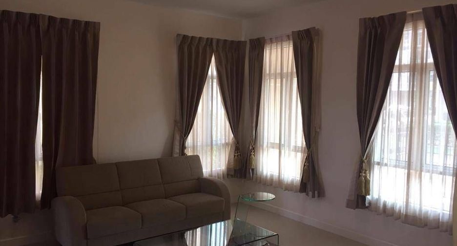 For sale 4 bedrooms townhouse in Watthana, Bangkok
