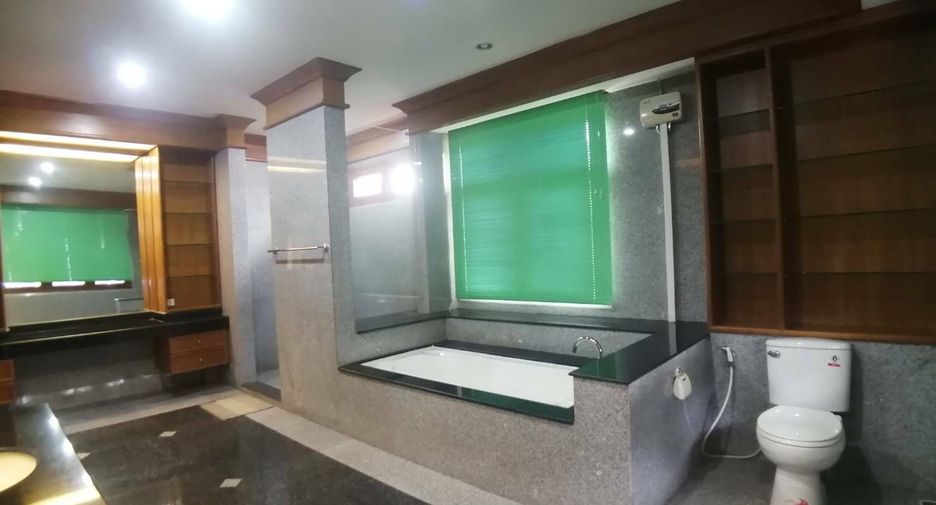 Casa en venta de 7 habitaciones en Chom Thong, Bangkok