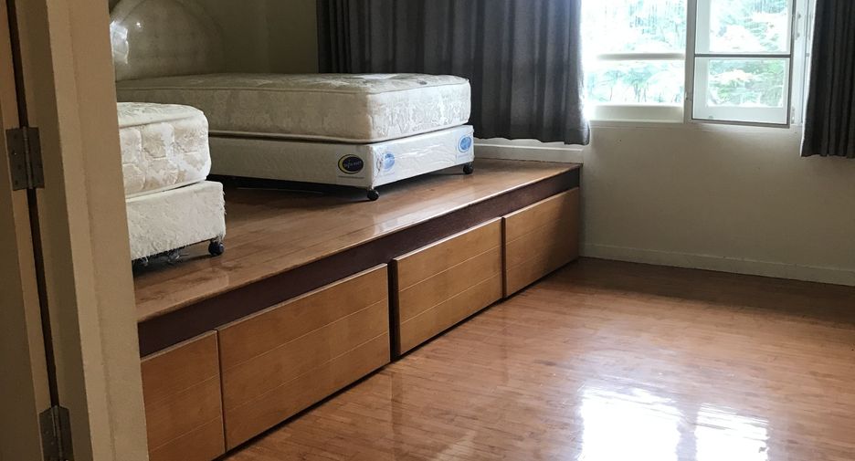 For sale 4 bedrooms house in Khlong Khuean, Chachoengsao