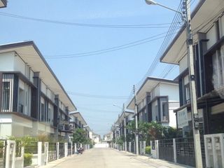 出售 和 出租 3 卧室 联排别墅 在 Lam Luk Ka, Pathum Thani