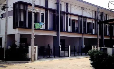 出售 和 出租 3 卧室 联排别墅 在 Lam Luk Ka, Pathum Thani