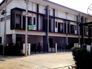 出售 和 出租 3 卧室 联排别墅 在 Lam Luk Ka, Pathum Thani