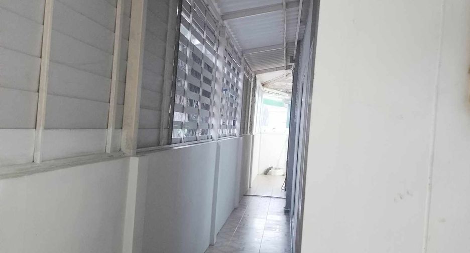 À vendre 3 chambres maison de ville à Phan Thong, Chonburi