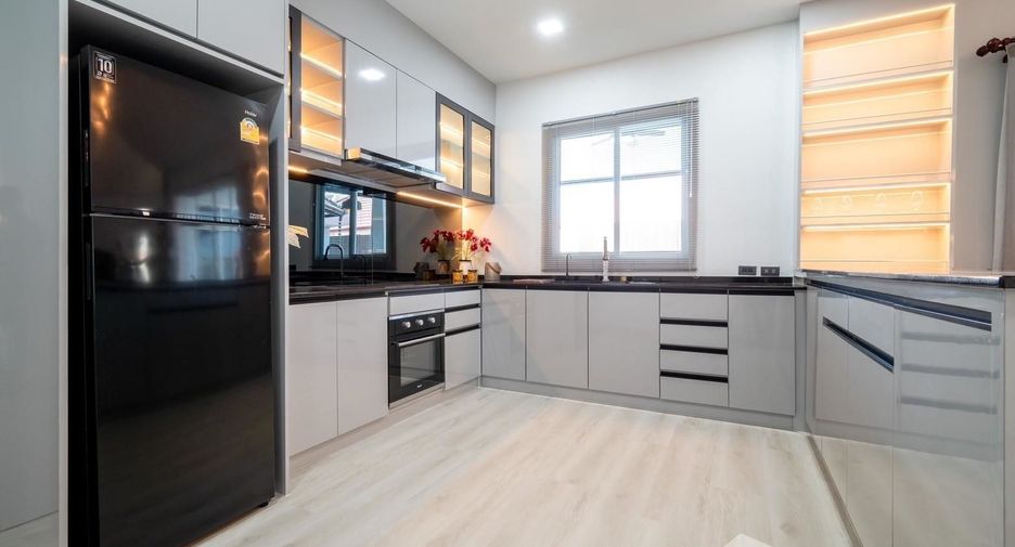 For sale 4 bedrooms house in Bang Lamung, Chonburi
