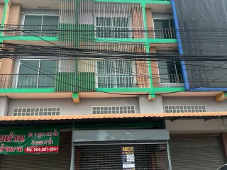 出售 4 卧室 联排别墅 在 Sam Phran, Nakhon Pathom