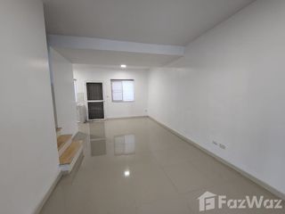 Casa adosada en alquiler de 3 habitaciones en Khlong Luang, Pathum Thani