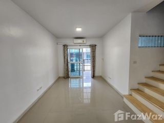 Casa adosada en alquiler de 3 habitaciones en Khlong Luang, Pathum Thani