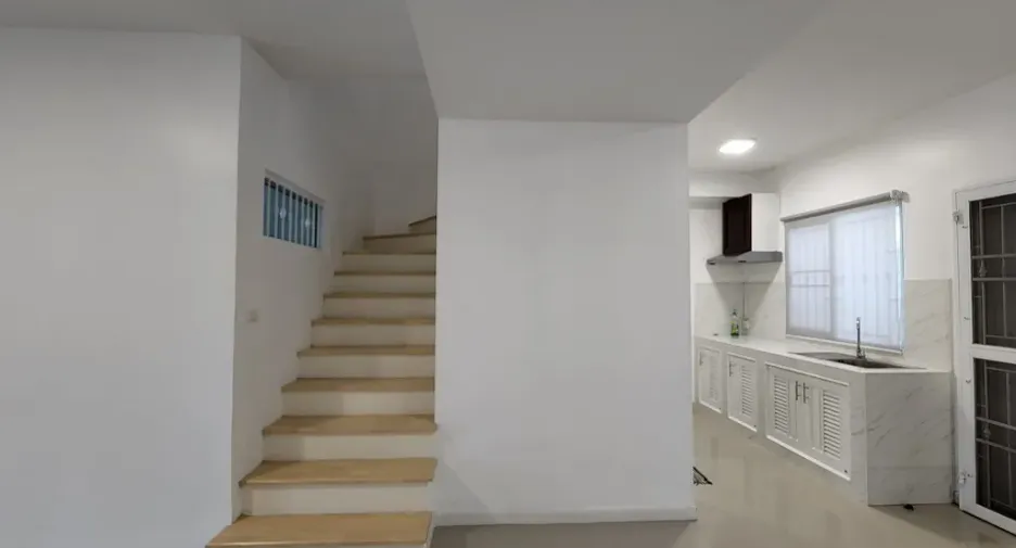 For rent 3 bedrooms townhouse in Khlong Luang, Pathum Thani