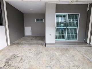 Casa adosada en alquiler de 3 habitaciones en Khlong Luang, Pathum Thani