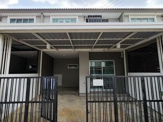 Casa adosada en alquiler de 3 habitaciones en Khlong Luang, Pathum Thani
