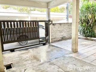 For sale 7 ベッドルーム townhouse in Khlong Toei, Bangkok
