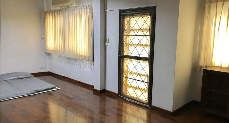 For sale 7 bedrooms townhouse in Khlong Toei, Bangkok