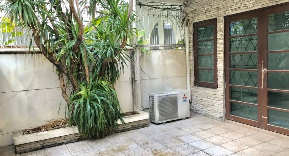 For sale 7 bedrooms townhouse in Khlong Toei, Bangkok