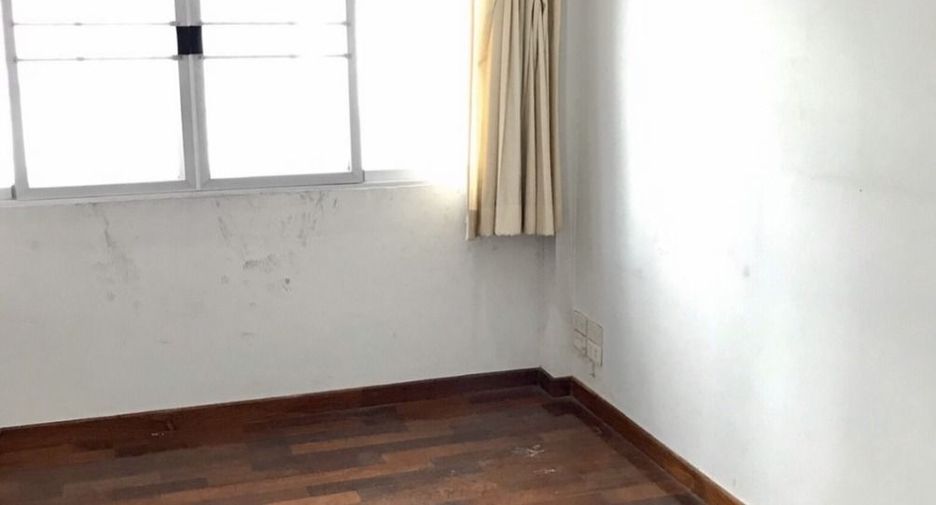 For sale 7 bedrooms townhouse in Khlong Toei, Bangkok