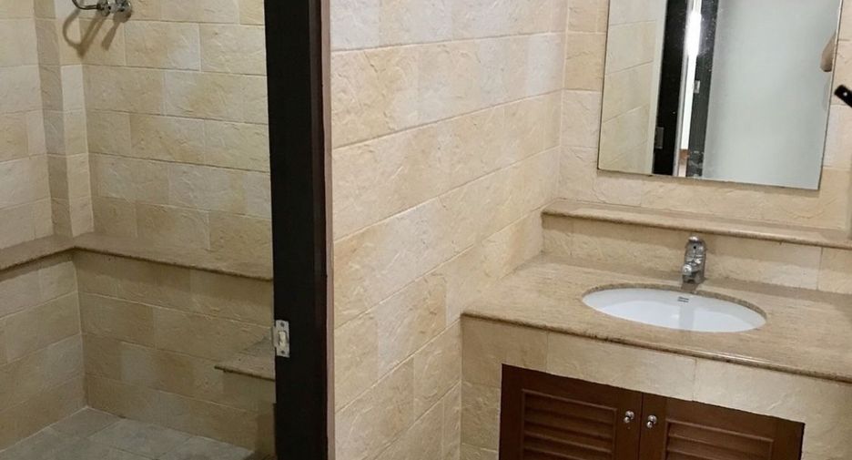 For sale 7 bedrooms townhouse in Khlong Toei, Bangkok