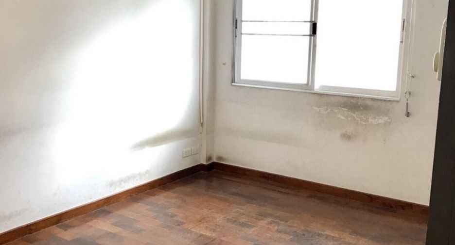 For sale 7 bedrooms townhouse in Khlong Toei, Bangkok
