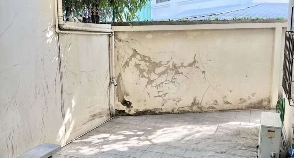 For sale 7 bedrooms townhouse in Khlong Toei, Bangkok