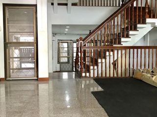 For sale 7 ベッドルーム townhouse in Khlong Toei, Bangkok