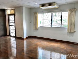For sale 7 ベッドルーム townhouse in Khlong Toei, Bangkok