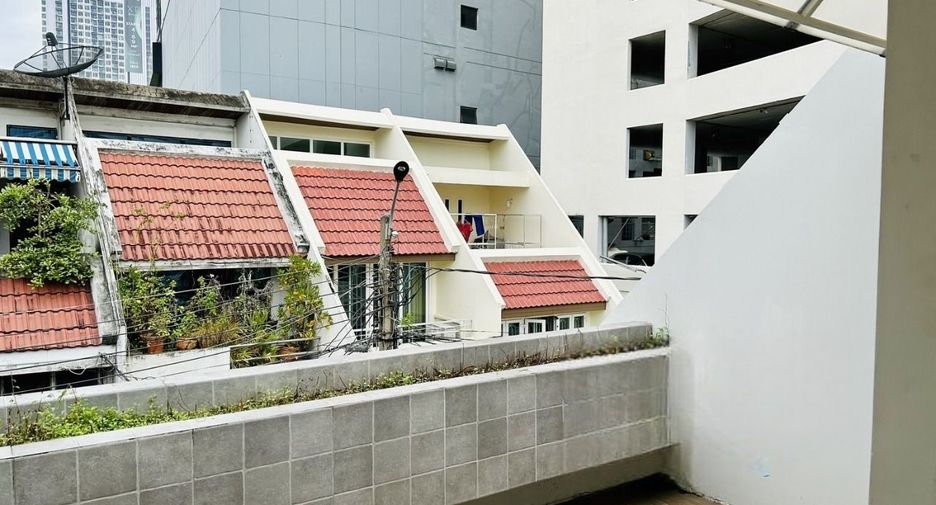À vendre et à louer 3 chambres maison de ville à Watthana, Bangkok