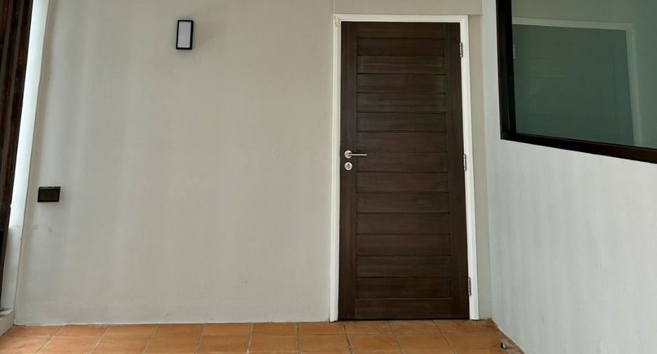 À vendre et à louer 3 chambres maison de ville à Watthana, Bangkok