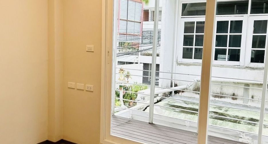 À vendre et à louer 3 chambres maison de ville à Watthana, Bangkok