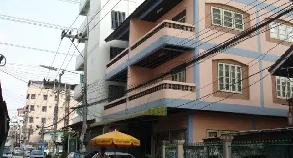 À louer 4 chambres maison de ville à Khlong Luang, Pathum Thani