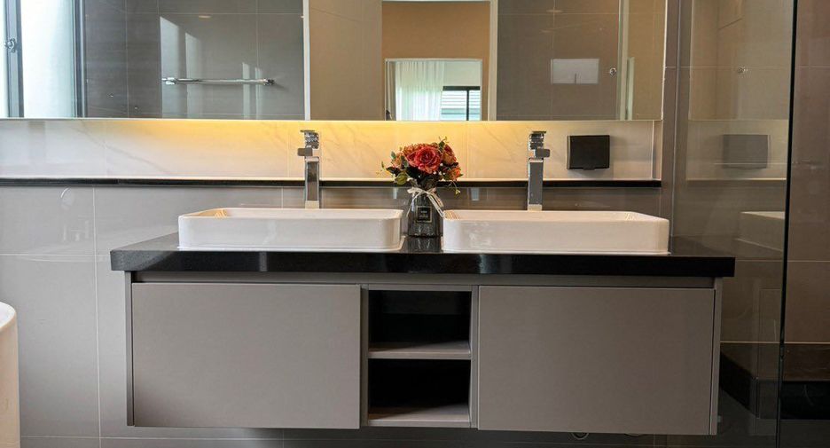 For sale and for rent 4 bedrooms house in Bang Kapi, Bangkok