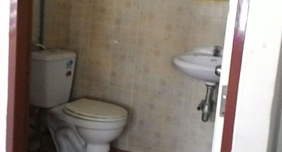 For rent 2 bedrooms townhouse in Wang Thonglang, Bangkok