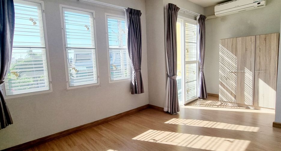 For sale 4 bedrooms townhouse in Mueang Samut Sakhon, Samut Sakhon